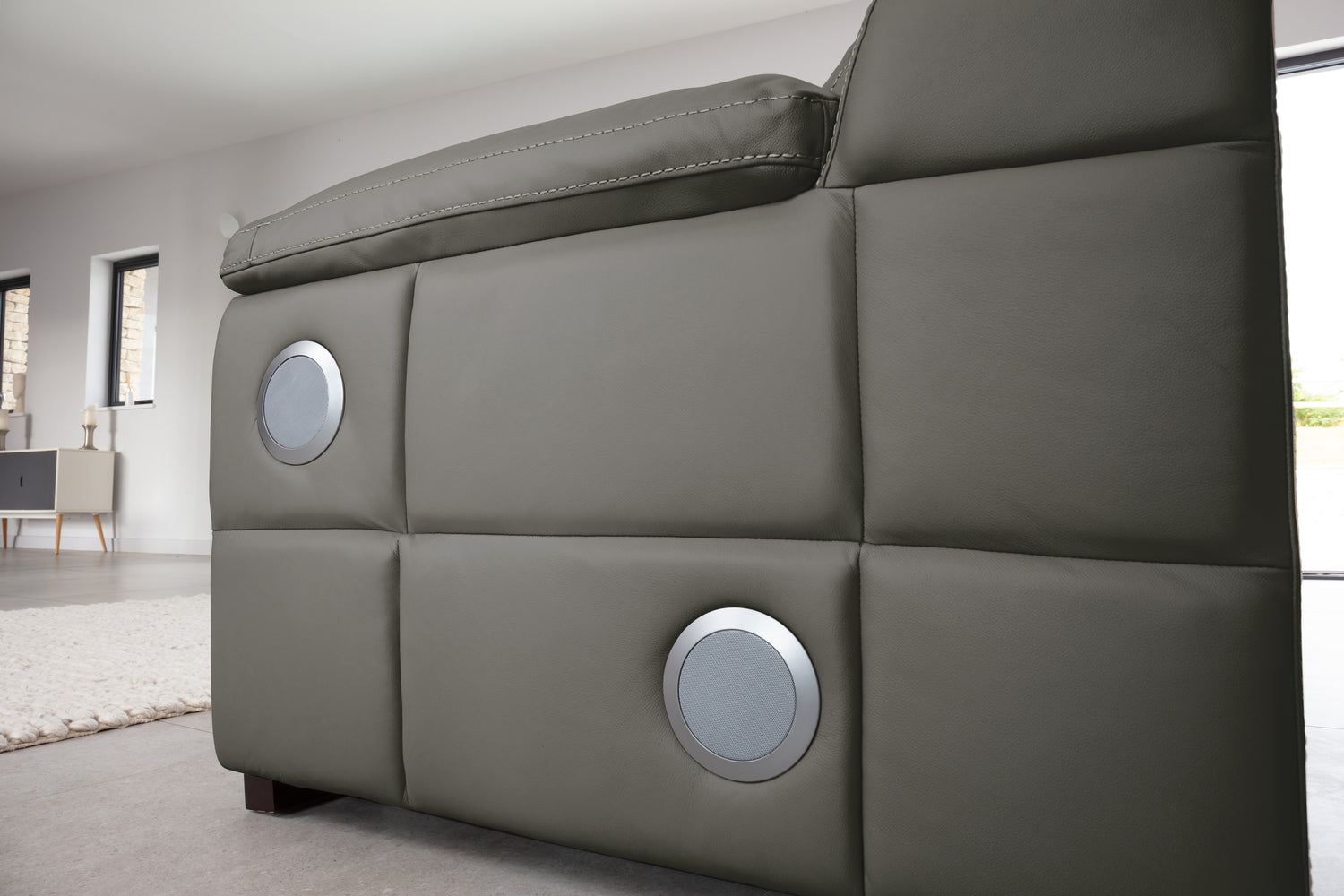Smart Sofa : un canapé qui vibre, s'illumine, cache Alexa, fait home cinéma  et recharge votre iPhone